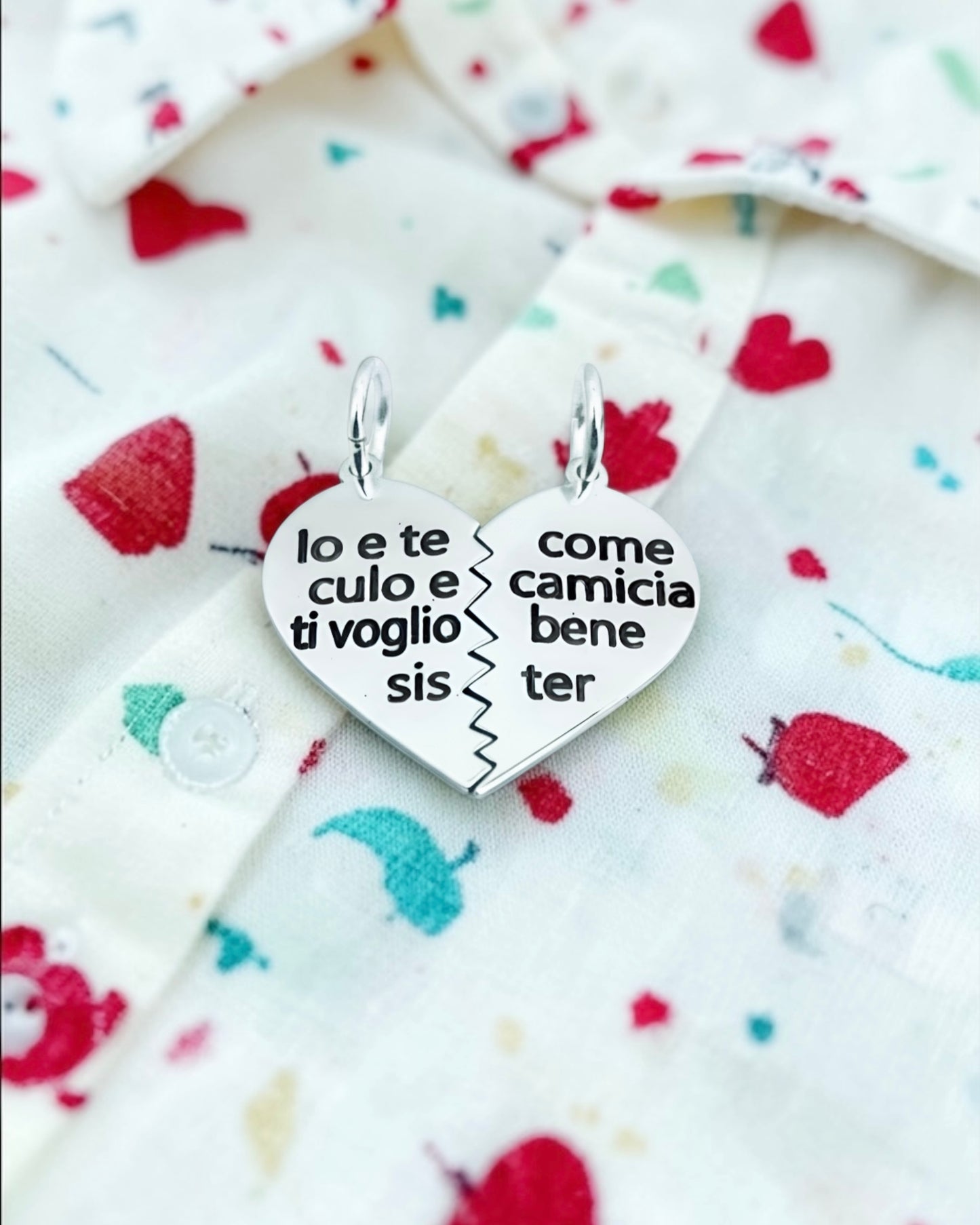 Ciondoli culo e camicia
